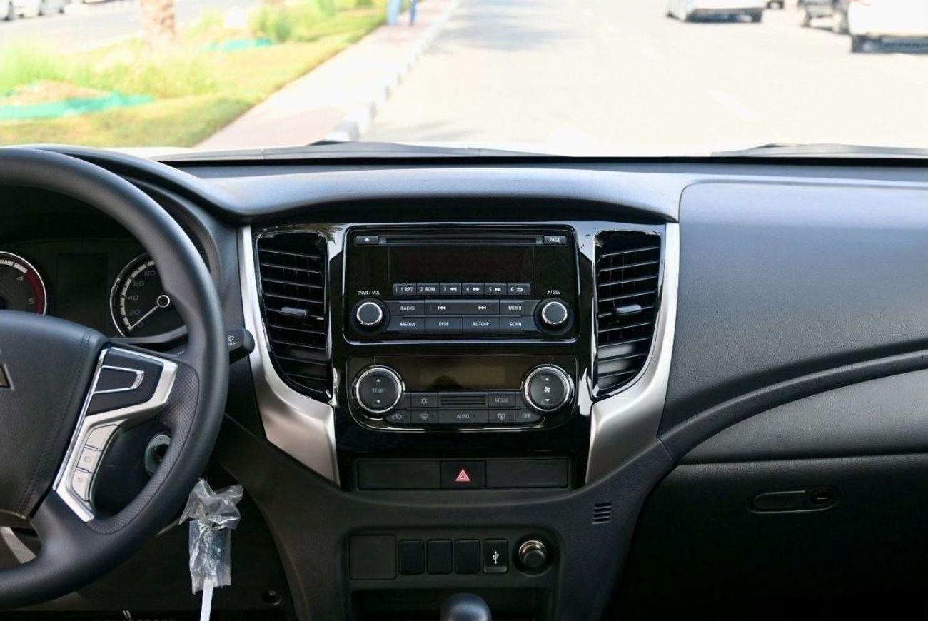 ميتسوبيشي L200 ميتسوبيشي L200 موديل 2023 ديزل 2.4 لتر ناقل حركة أوتوماتيكي أبيض من الخارج رمادي من الداخل