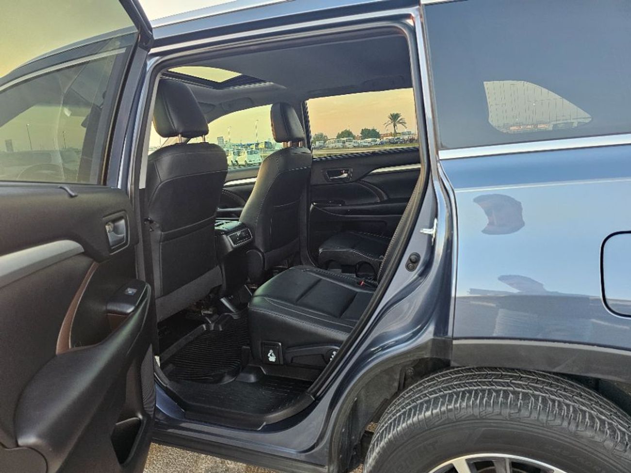 Used Toyota Highlander 2018 model XLE sunroof and original leather ...