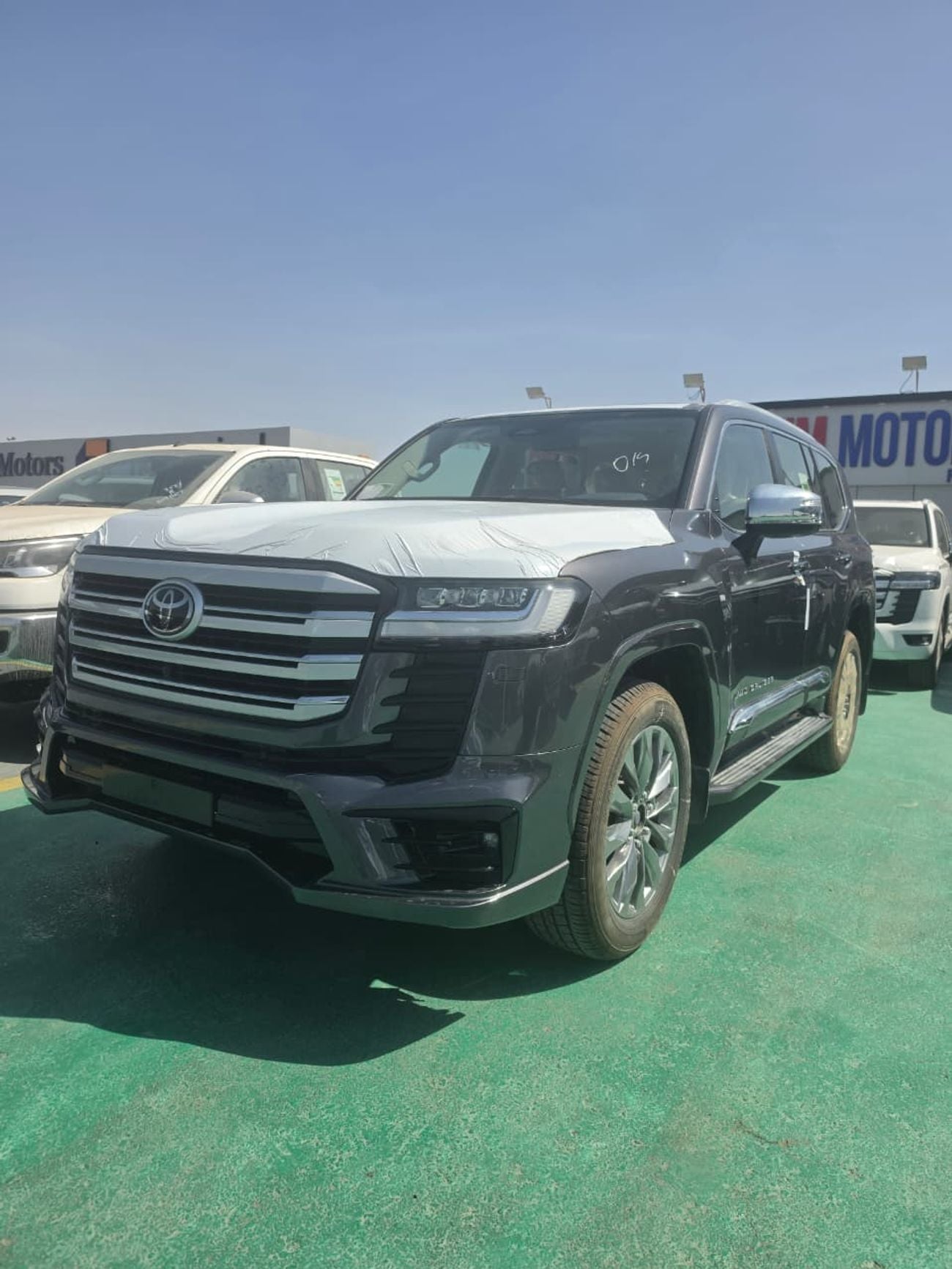 تويوتا لاند كروزر Toyota Land Cruiser LC300 VXR 4.0L 2026 – فل أوبشن | 4.0 لتر V6 | رمادي خارجي | داخلية بيج