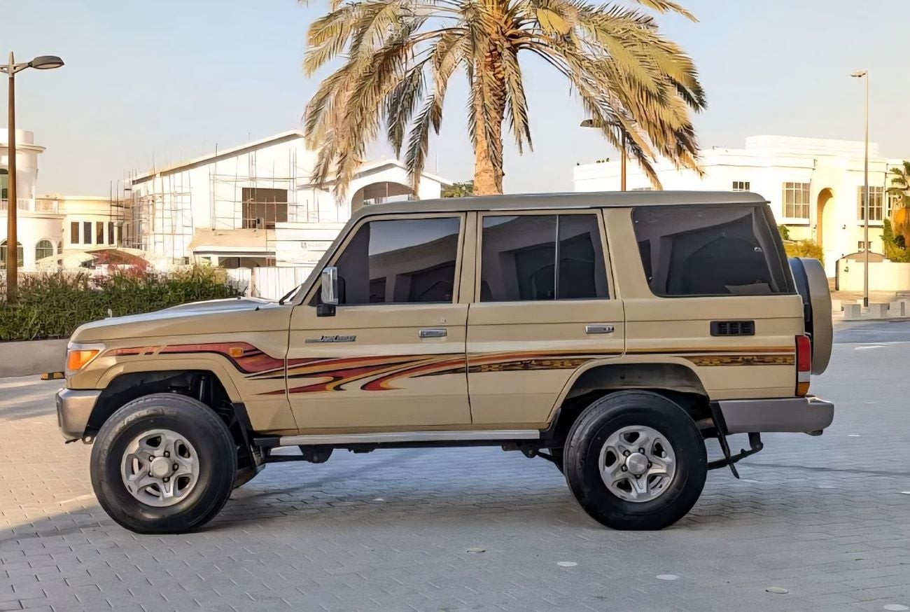 Toyota Land Cruiser LC76 LX Grade LHD 2.8L 1GD-FTV V4 Turbo Diesel Engine Manual Gear 4WD 5 Seats 5 Door