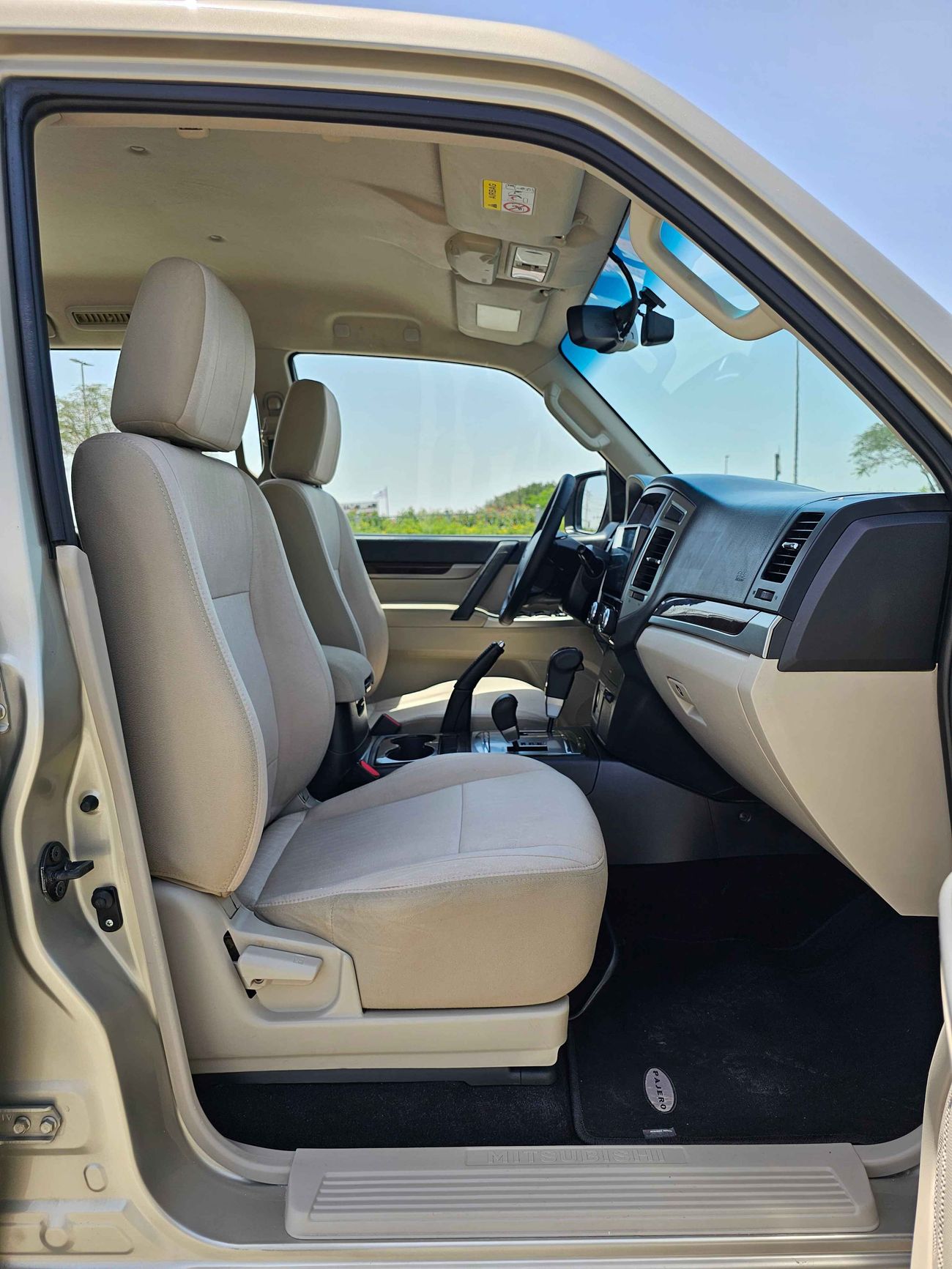 ميتسوبيشي باجيرو /GLS 3.5/ 4WD/ DVD CAMERA/ LOW MILEAGE/861 MONTHLY/LOT#700148