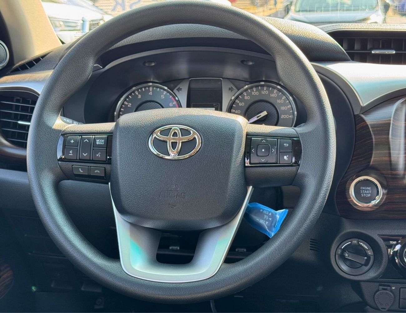 Toyota Hilux SR5 /  2.7L V4 PETROL / PUSH START / 4WD / FULL OPTION (CODE # SR5)