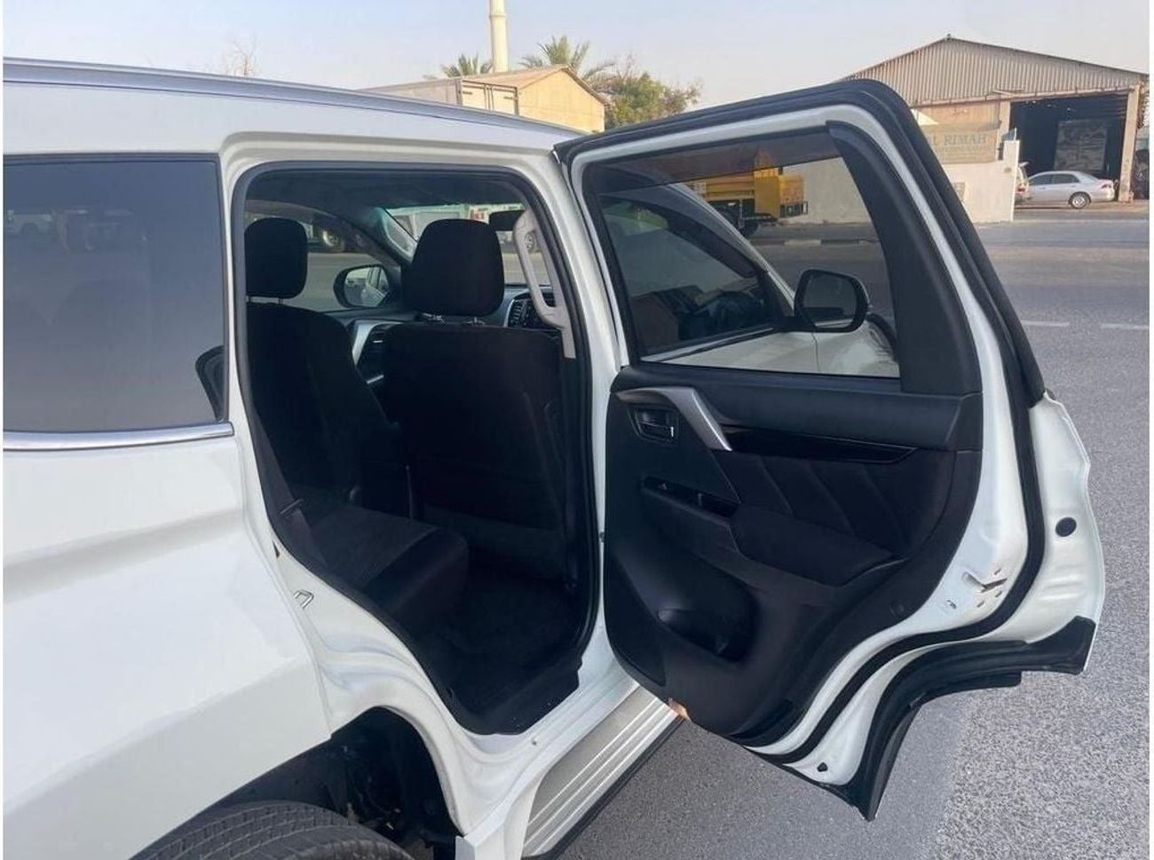 ميتسوبيشي باجيرو Diesel 2.4 Liter Right Hand Drive Automatic 4WD T.V Back Camera