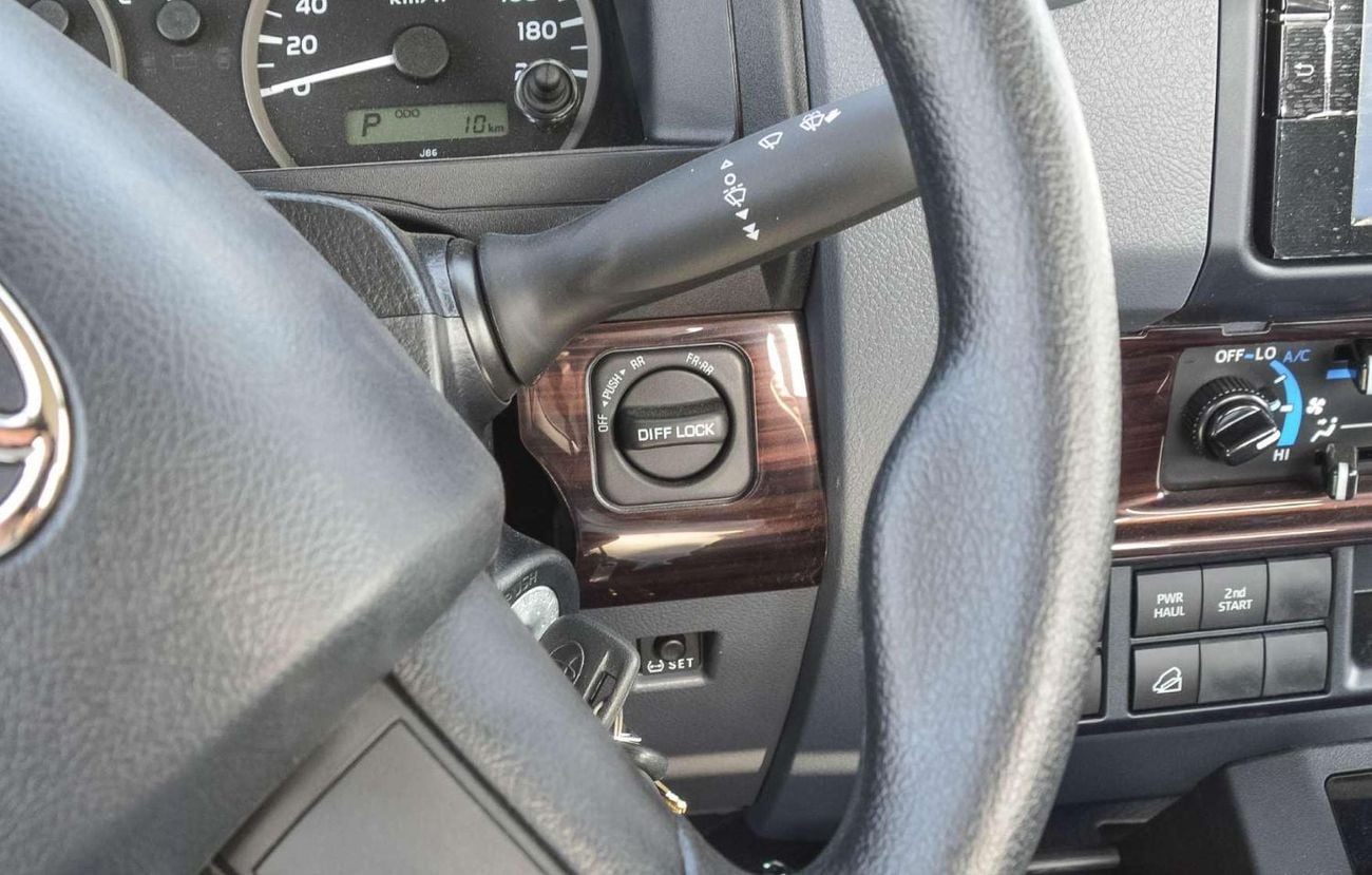 Toyota Land Cruiser Pickup 70 4.0L 4WD PETROL 2026