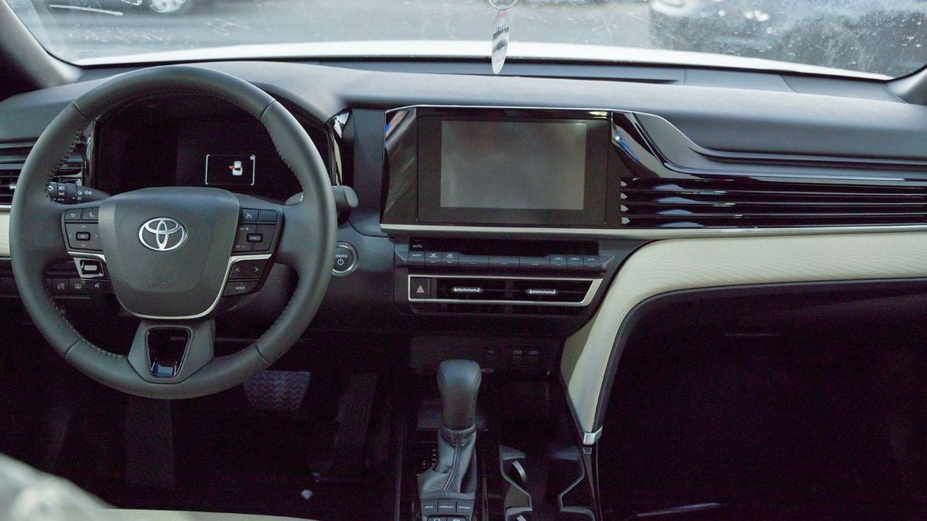 Toyota Camry 2025 Toyota Camry E-plus 2.5L Hybrid AT (White)