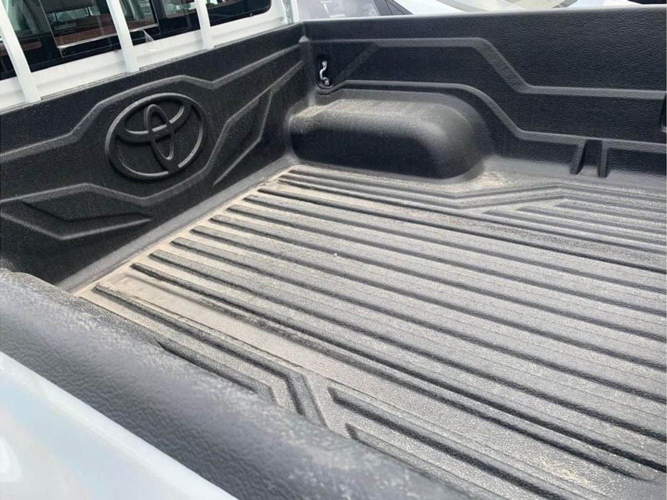 Toyota Hilux 2025 TOYOTA HILUX SR5 4.0L V6 WHITE AND BLACK AVAILABLE