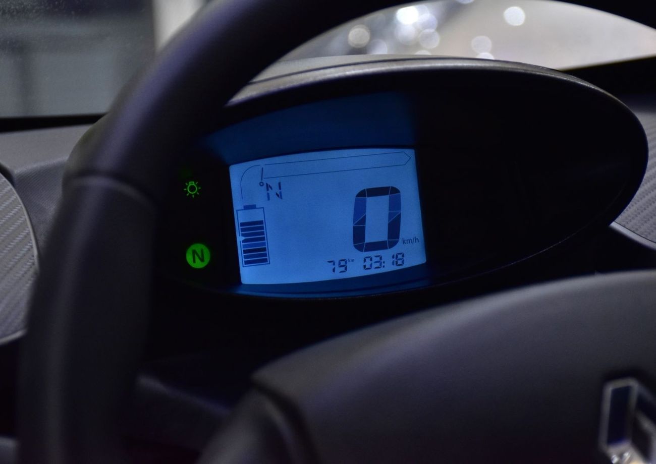 Renault Twizy EXCELLENT DEAL for our Renault Twizy ( 2019 Model ) in White / Black Color Korean Specs