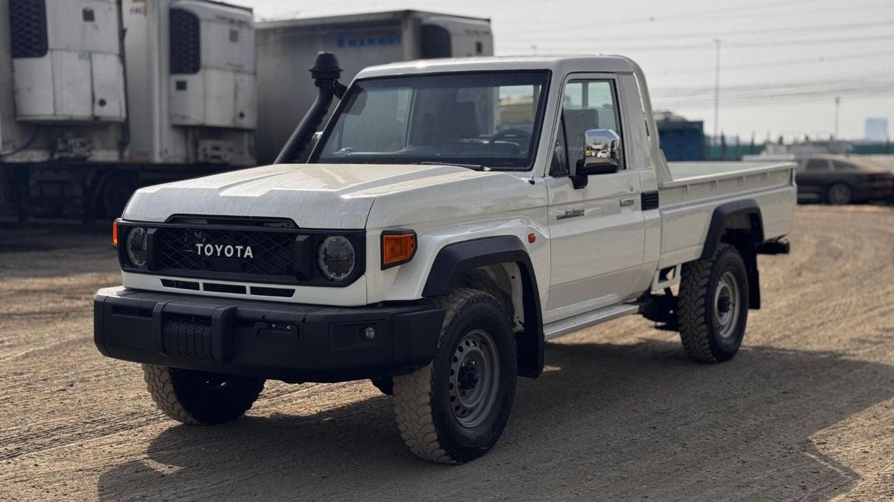 تويوتا لاند كروزر بيك آب Toyota landcruise pickup single cab 2018Model upgrade 2024 Model 4.2 1HZ v6 Engine Colour white Tran