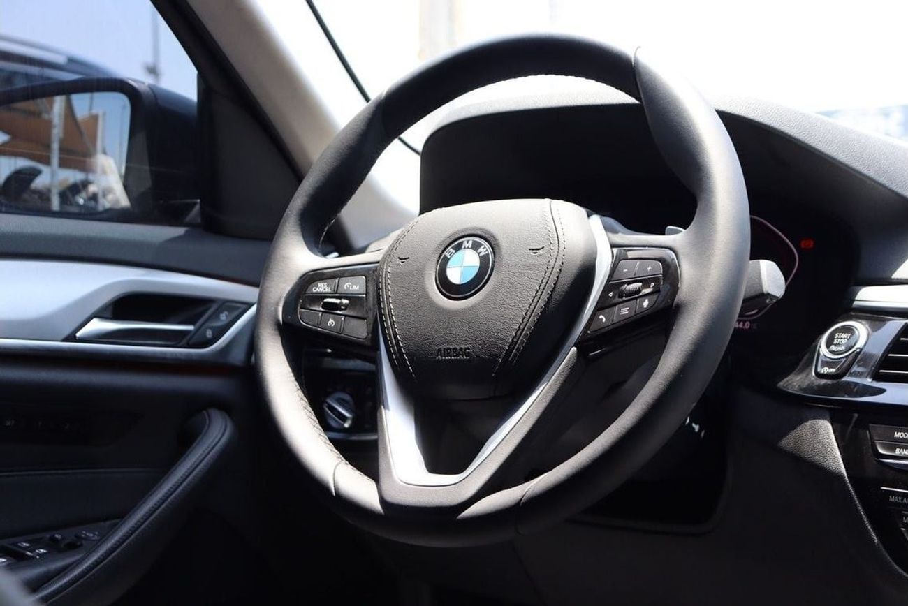 بي أم دبليو 520i Std 2.0L BMW 520i Black Edition/ GCC / 2020 / First Owner original Paint