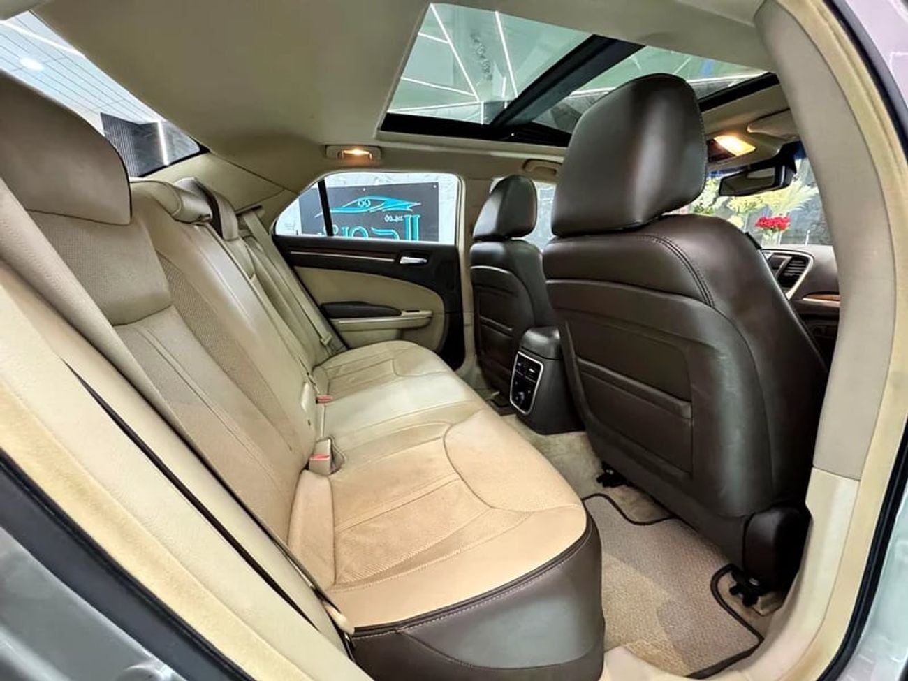 كرايسلر 300C Limited 3.6L || GCC || SPACIOUS AND DEPENDABLE || GREAT || EXCELLENT PERFORMANCE || COMFORT