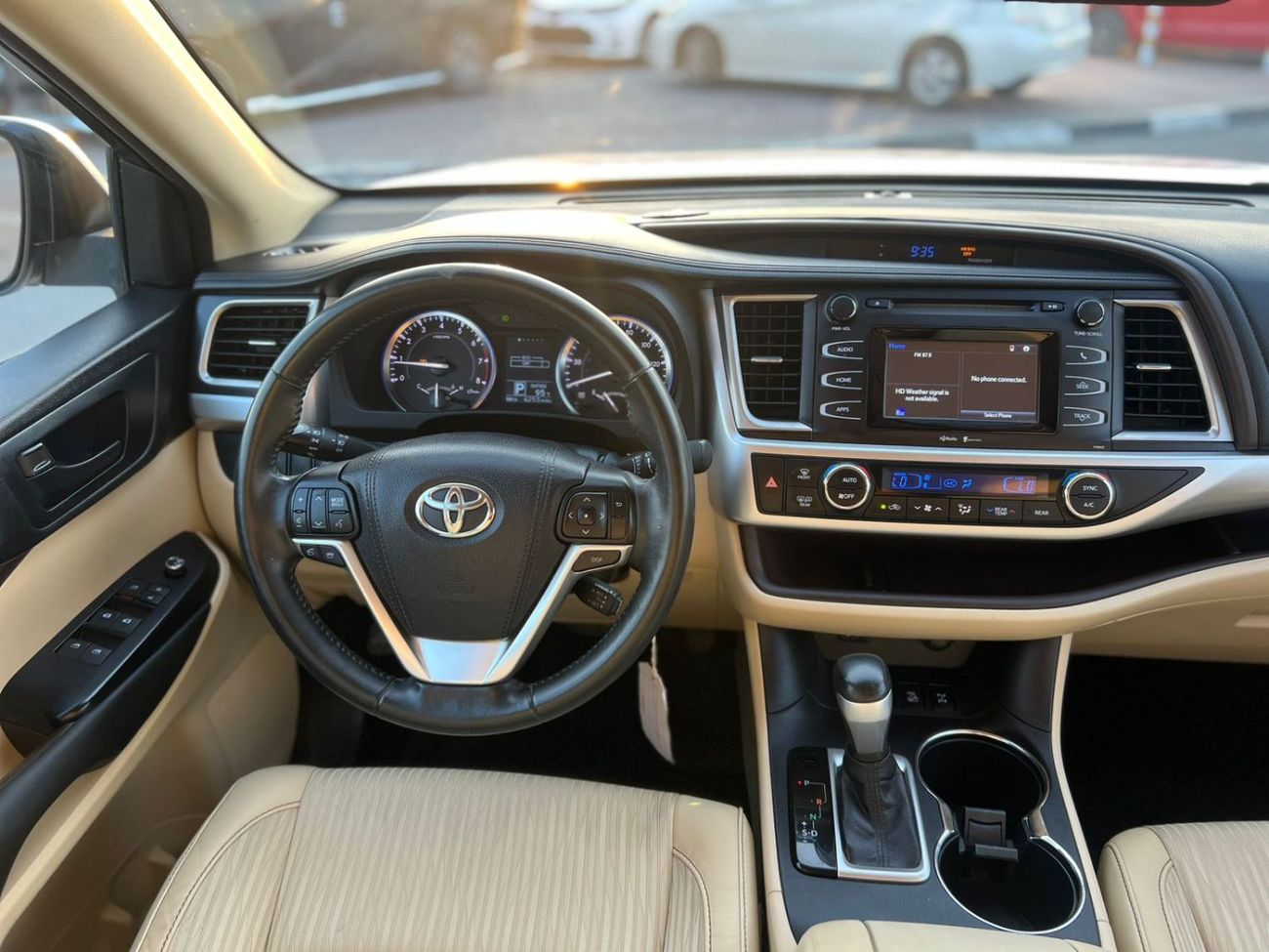 تويوتا هايلاندر 2015 Toyota Highlander LE+ Plus 3.5L V6 - Interior Beige - 7 Seater 4x4 AWD - Electric Seat With Big