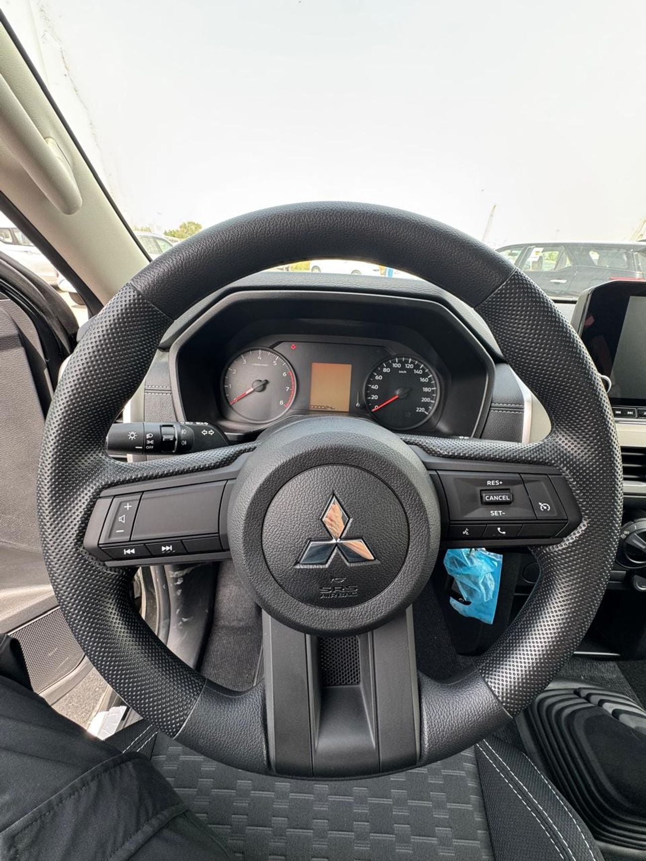 Mitsubishi L200 GLX Double Cab Petrol 2.4L Mitsubishi L200 Petrol FULL OPTION!!!