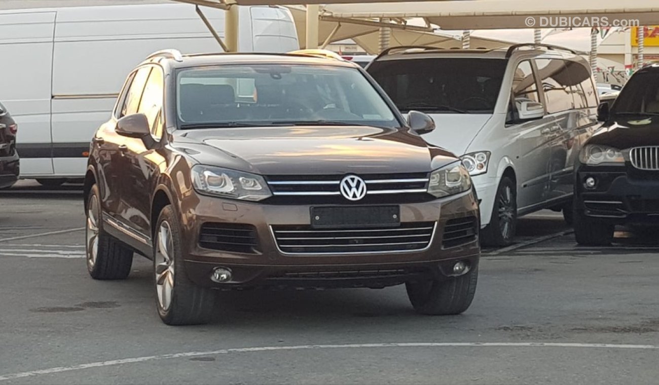 Volkswagen Touareg Volex wagan Touarag model 2011 GCC car full option panoramic roof leather seats back camera full ele