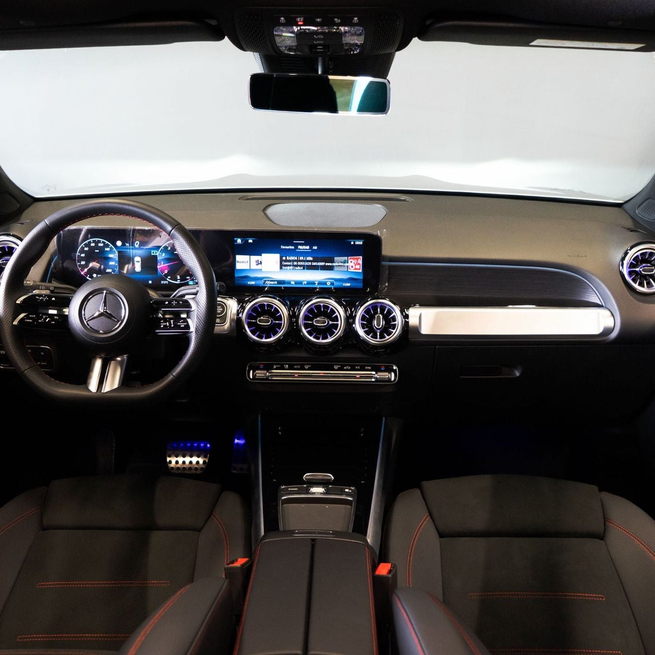 مرسيدس بنز GLB 200 AED 3,736 pm • 0% Downpayment • Mercedes-Benz GLB 200  • Agency Warranty