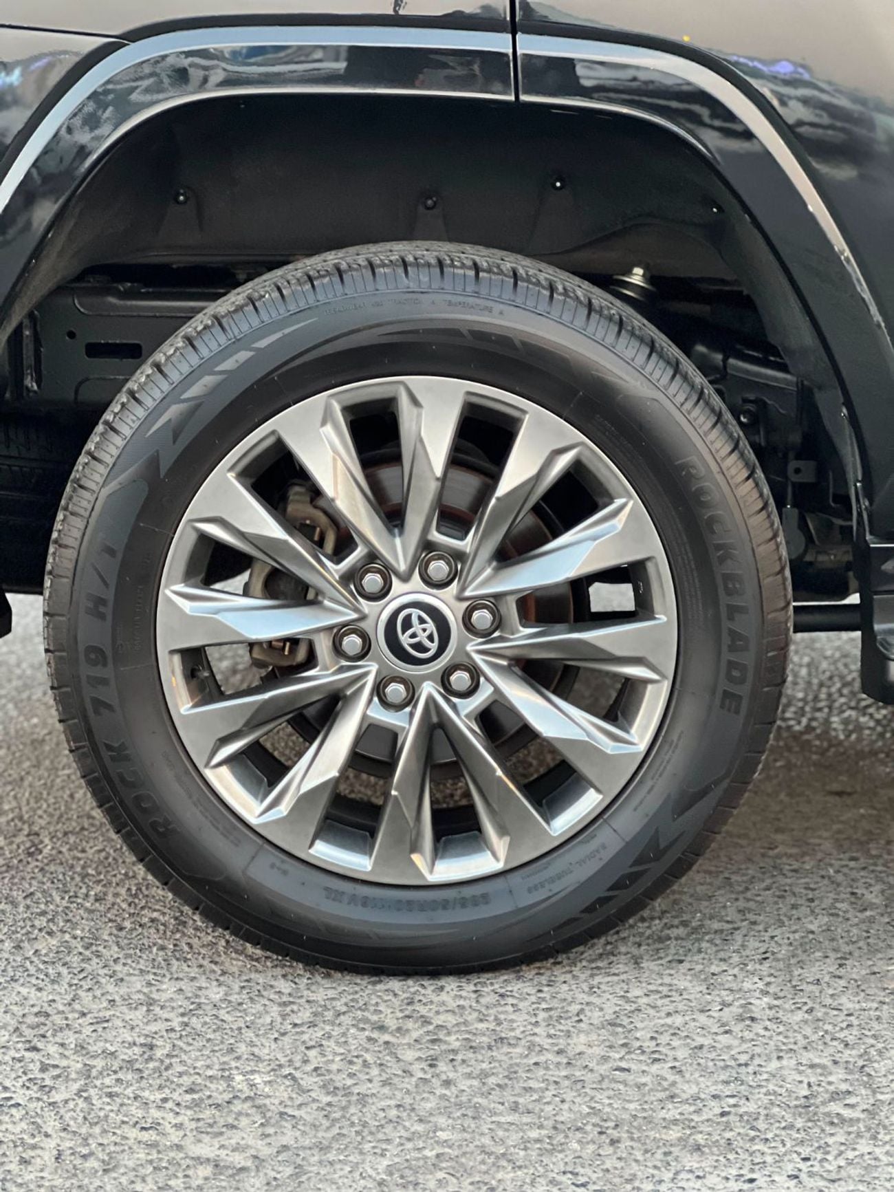 تويوتا لاند كروزر GXR 2022MODEL 4.0L v6 petrol Engine Colour Black push start Transmission Automatic Interior.Begie leathe