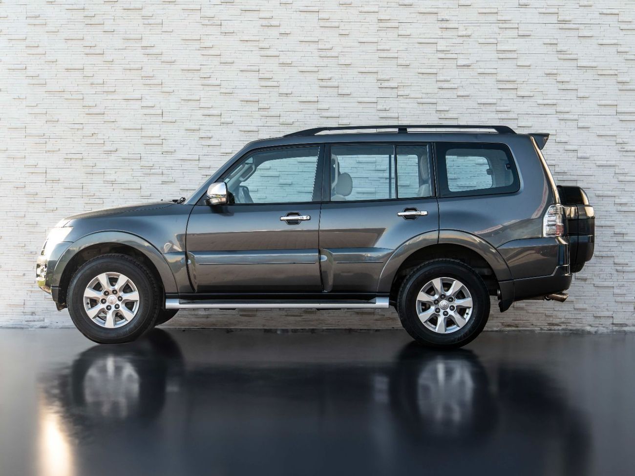 ميتسوبيشي باجيرو GLS Base 3.5L (7 Seater)
