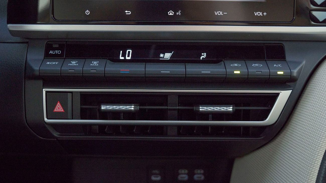 Toyota Camry 2025 Toyota Camry E-plus 2.5L Hybrid AT (White)