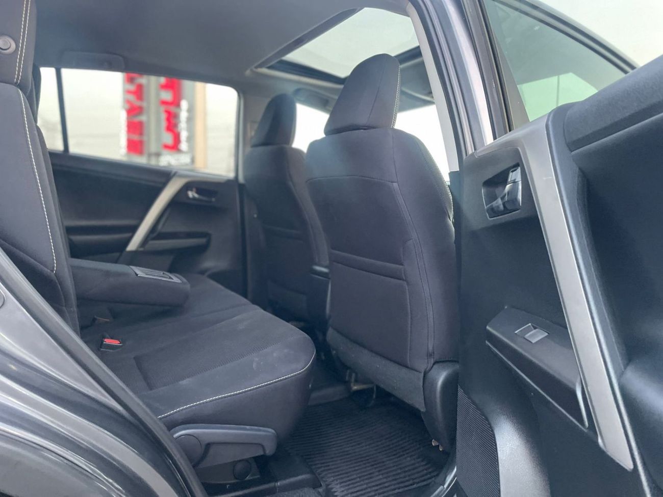 Toyota RAV4 2017 Toyota Rav4 XLE 2.5L V4 Full Option - 4x4 AWD - Sunroof