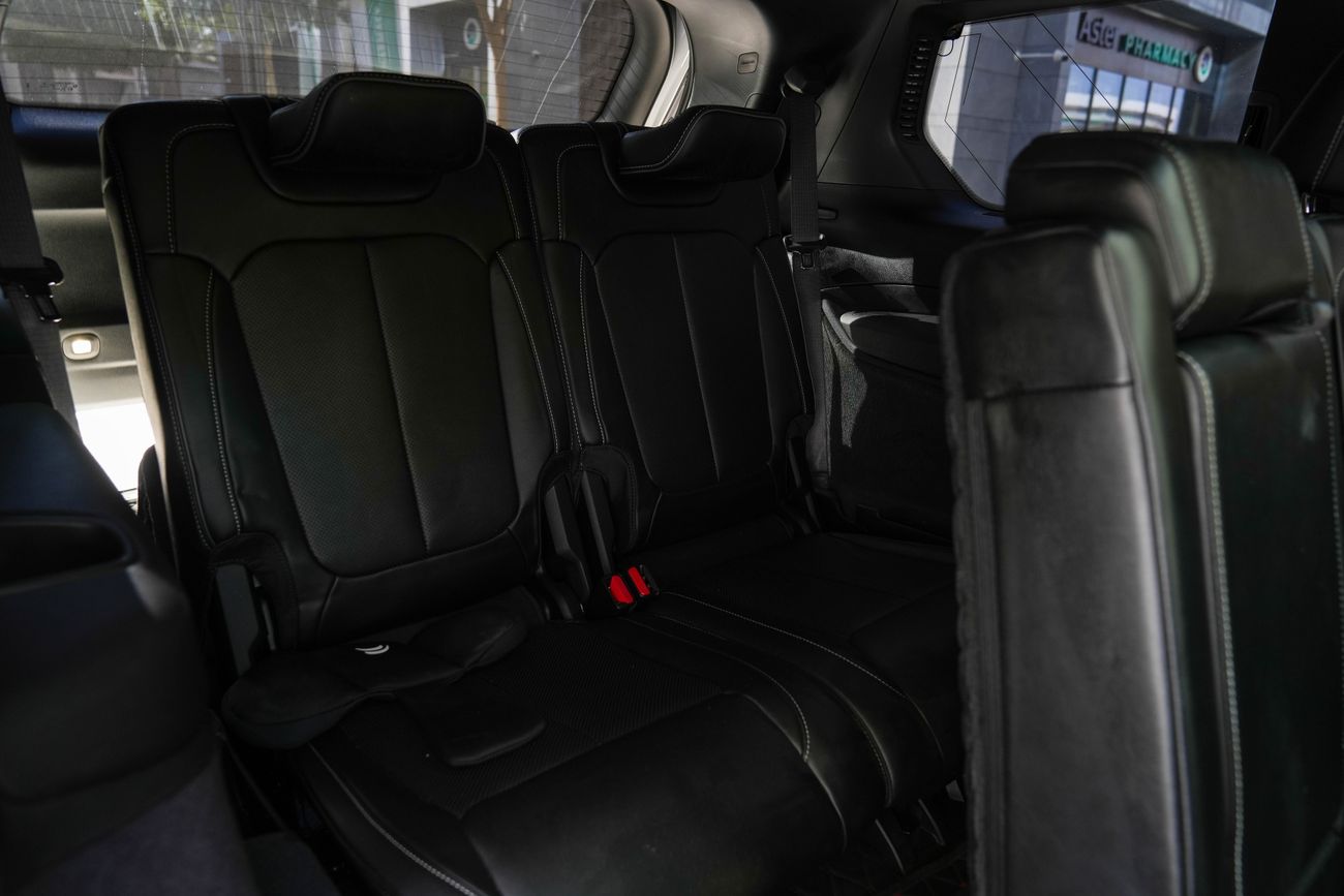 جيب جراند شيروكي overland 7seater