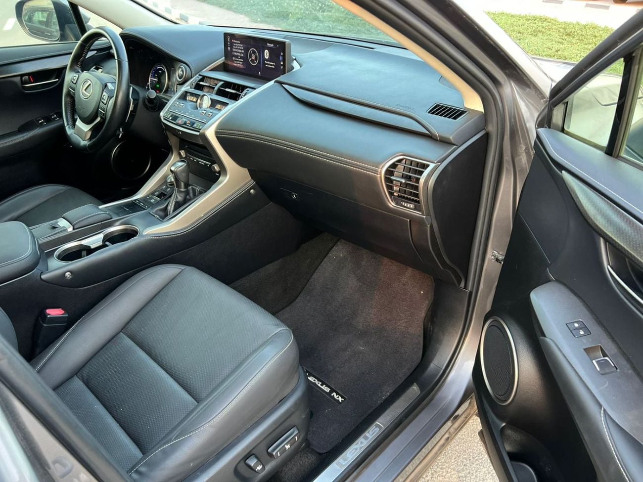 لكزس NX 300 2019 Lexus NX 300h Hybrid  Full Option - 2.5L V4 - Rear Camera & Sensor - Sunroof - Leather Seat