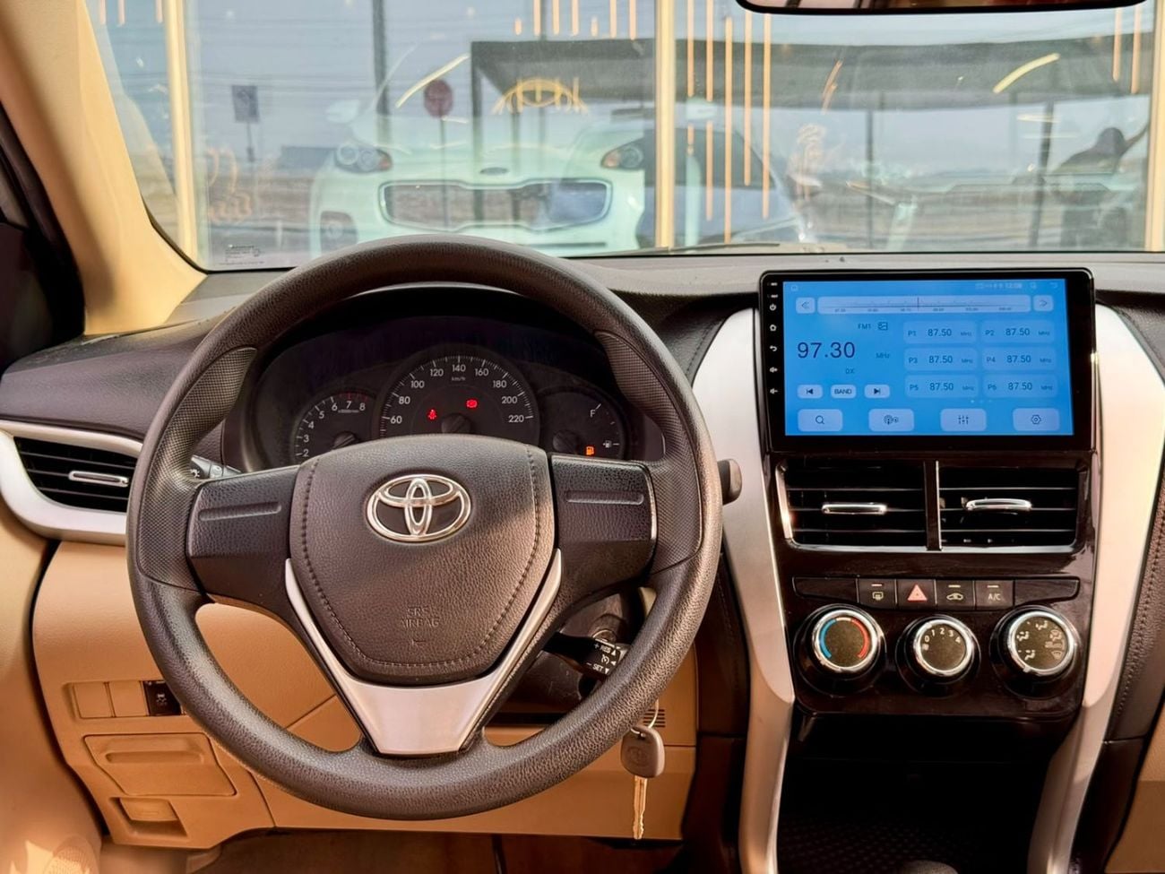 تويوتا يارس SE 535/- شهريًا | دول مجلس التعاون الخليجي | نظام تحديد المواقع العالمي (GPS)، كاميرا | خالٍ من الحوادث