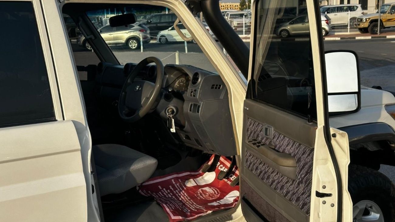 تويوتا لاند كروزر 70 Diesel 4.5 Liter Right Hand Drive 5 Doors Manual Gear Power Windows