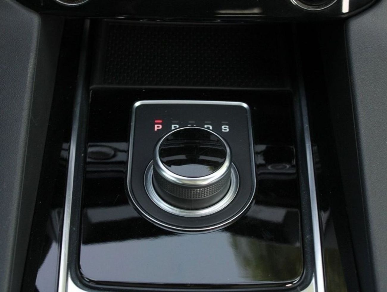 جاكوار F بيس SE