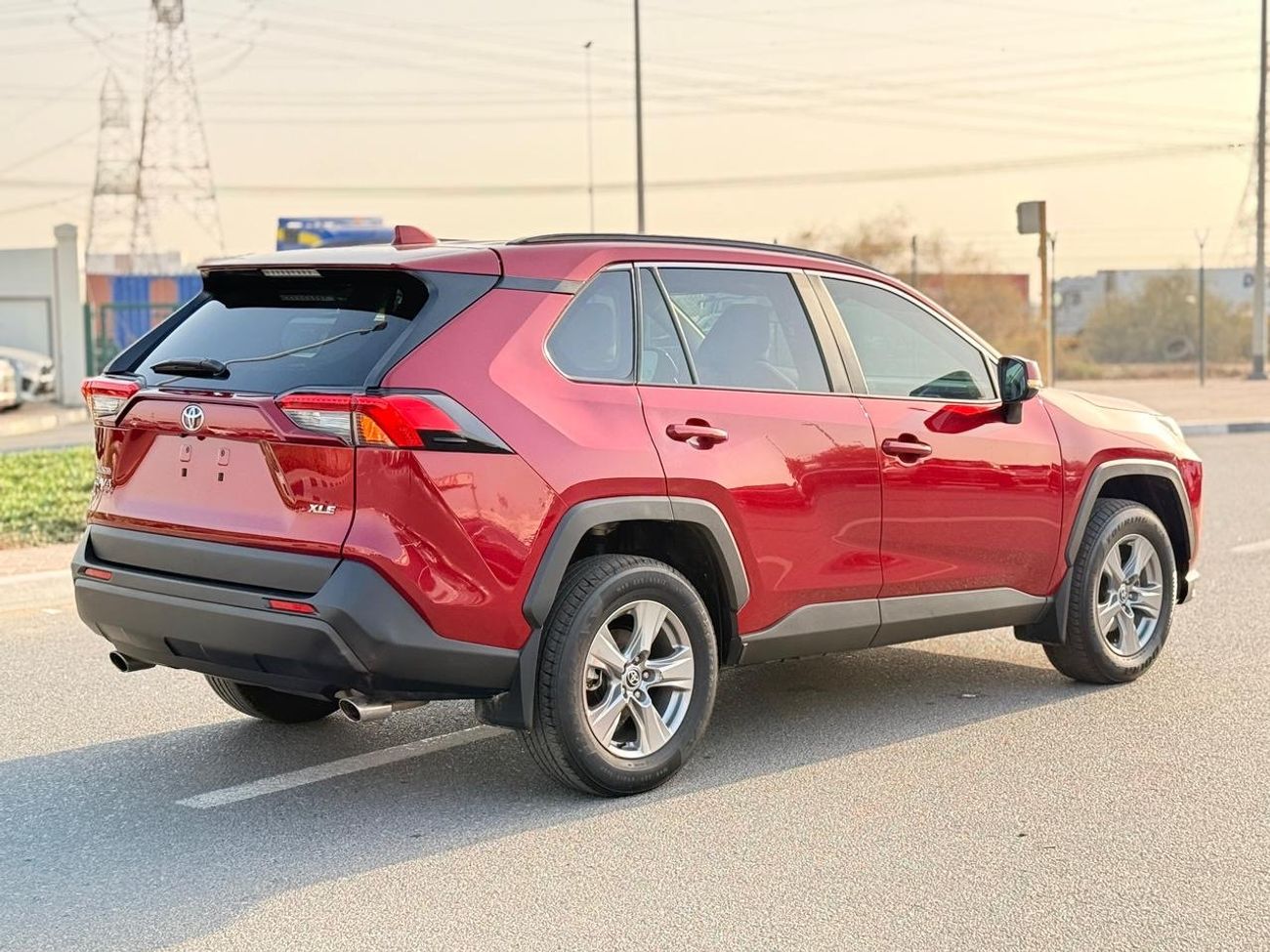 تويوتا راف ٤ XLE 2.5 L | sunroof, push start low mileage full option