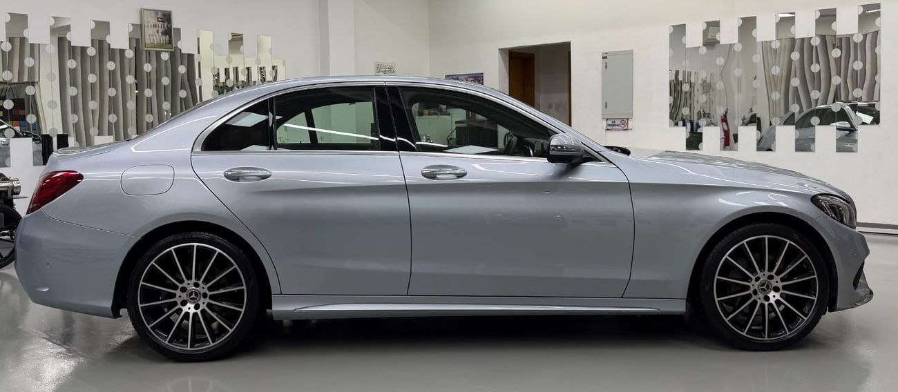 مرسيدس بنز C 200 GCC.. Perfect Condition .. AMG .. Panoramic