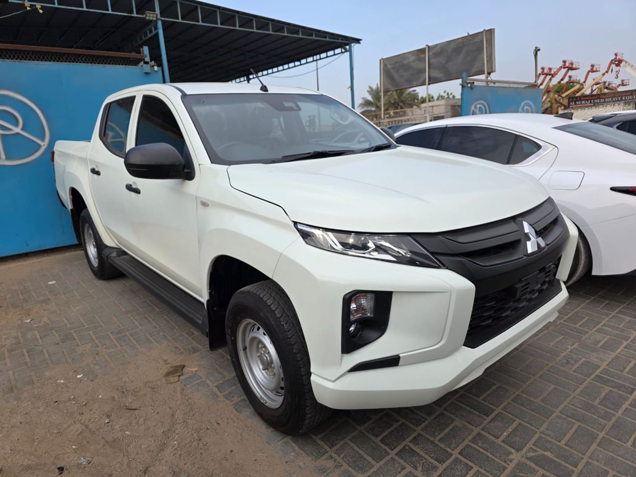 ميتسوبيشي تريتون DIESEL 2,4 LITER ,RIGHT HAND DRIVE ,2023 MODEL ,WHITE COLOR ,AUTOMATIC GEAR