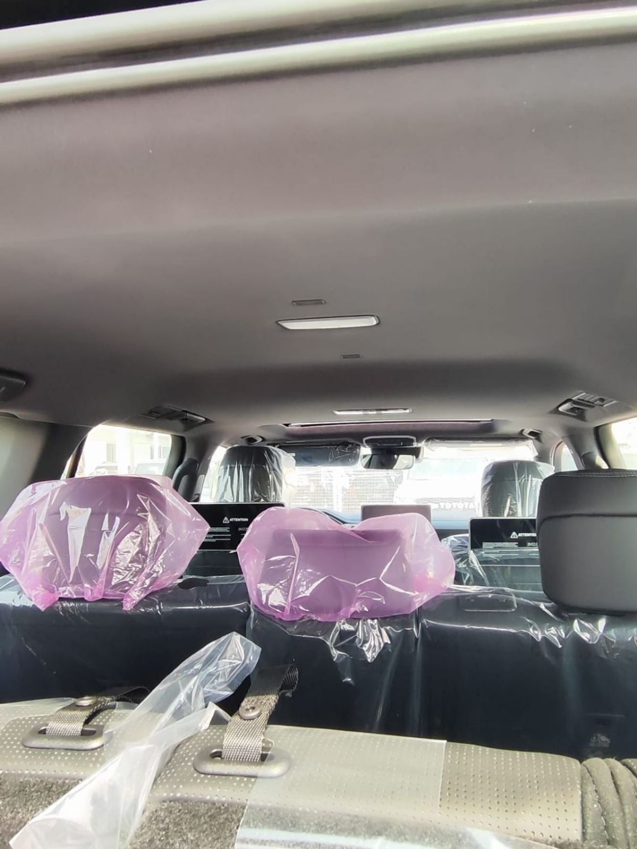 Toyota Land Cruiser VX TOYOTA Land Cruiser VX 4.0 P AT Omani SPECS Fully Loaded| Soft door close | JBL| Back LED lighting|