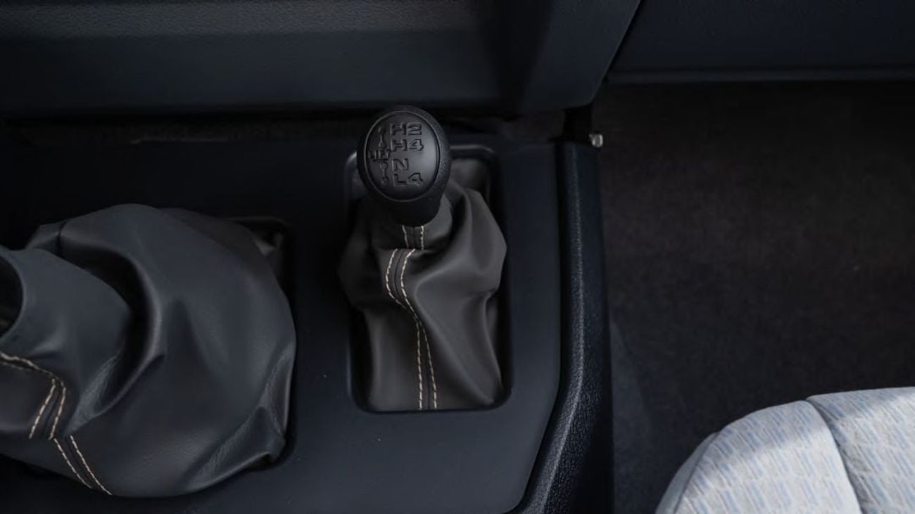 Toyota Land Cruiser 70 LC76 4.0 MT mid option 2025