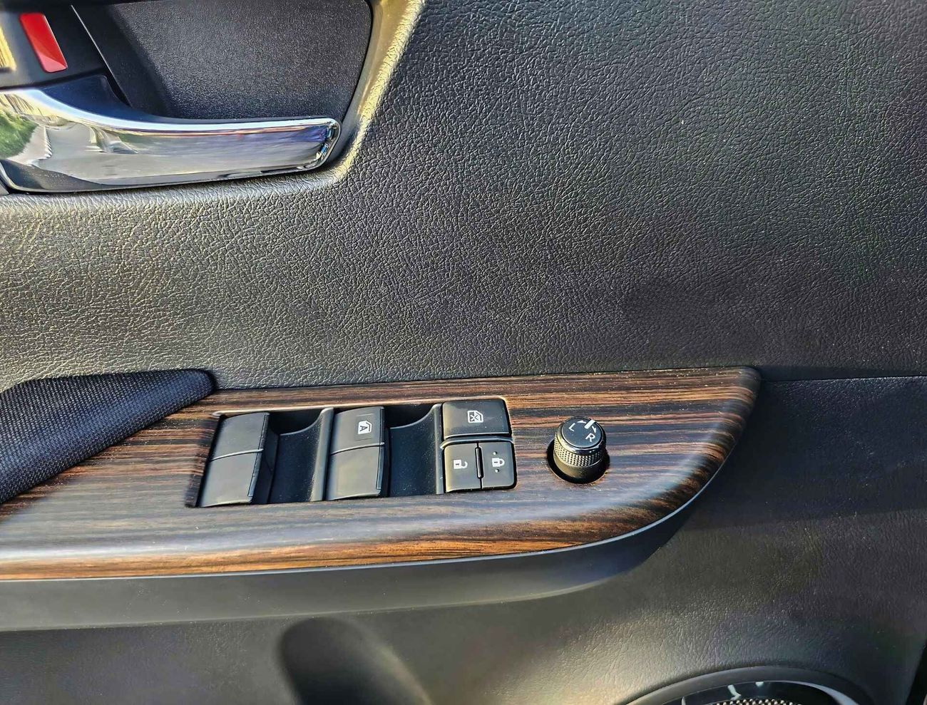 تويوتا هيلوكس 2.7L Petrol / Automatic Gear / FULL OPTION  (CODE # 67998)