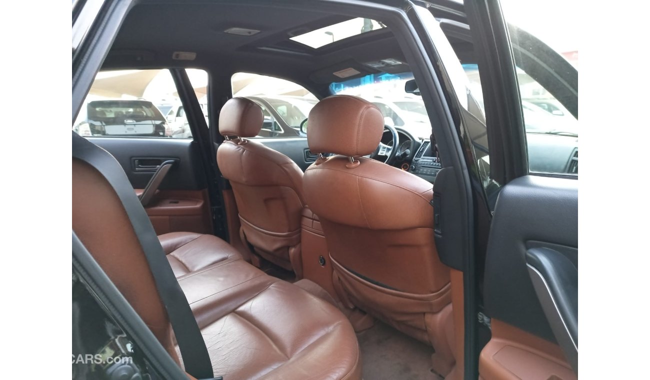 Infiniti FX35 2006 Gulf model, leather hatch, cruise control, alloy wheels, rear spoiler, sensors in excellent con
