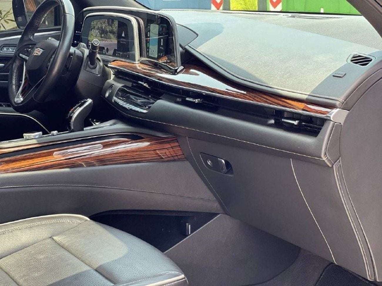 Cadillac Escalade Luxury 6.2L LUXURY PLATINUM 6.2L V8 PTR A/T // 2022 // FULL OPTION WITH RADAR , 360 CAMERA , HEADUP
