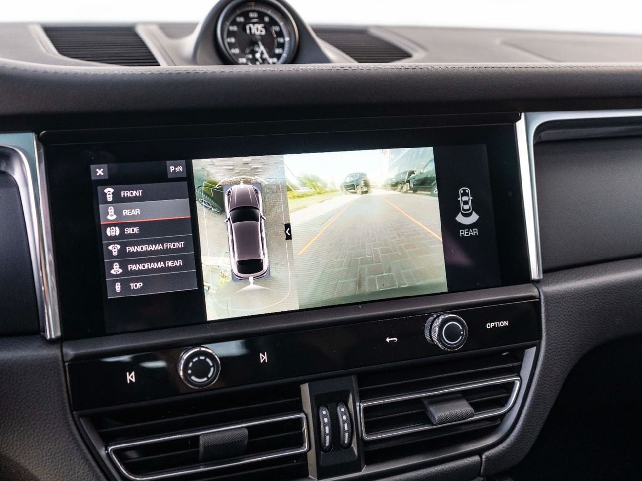 بورش ماكان Base