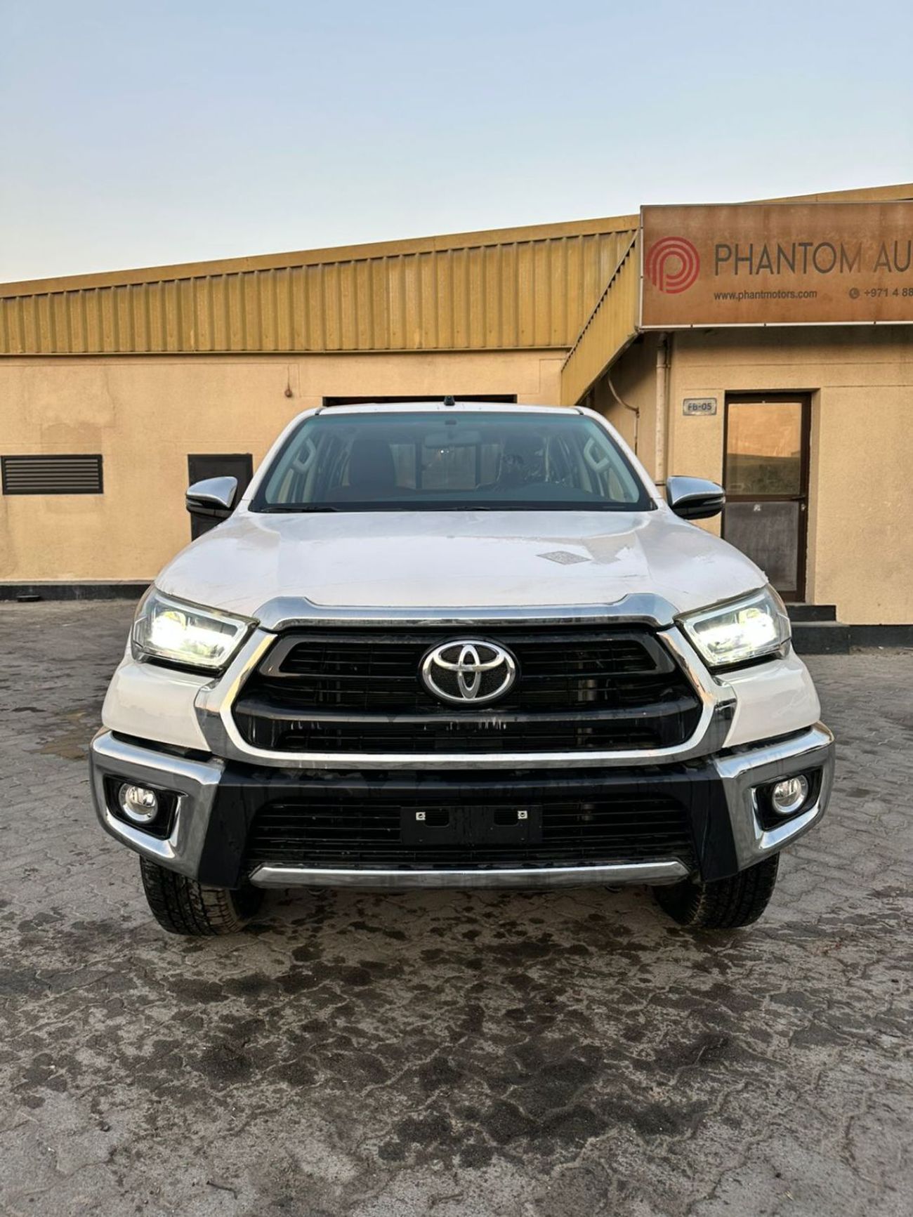 تويوتا هيلوكس SR5 2.7L Petrol Manual Transmutation Double Cap 4x4