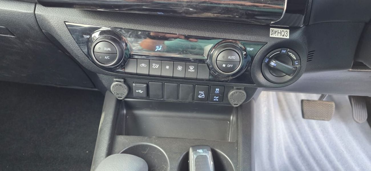 تويوتا هيلوكس RHD DIESEL FULL OPTION