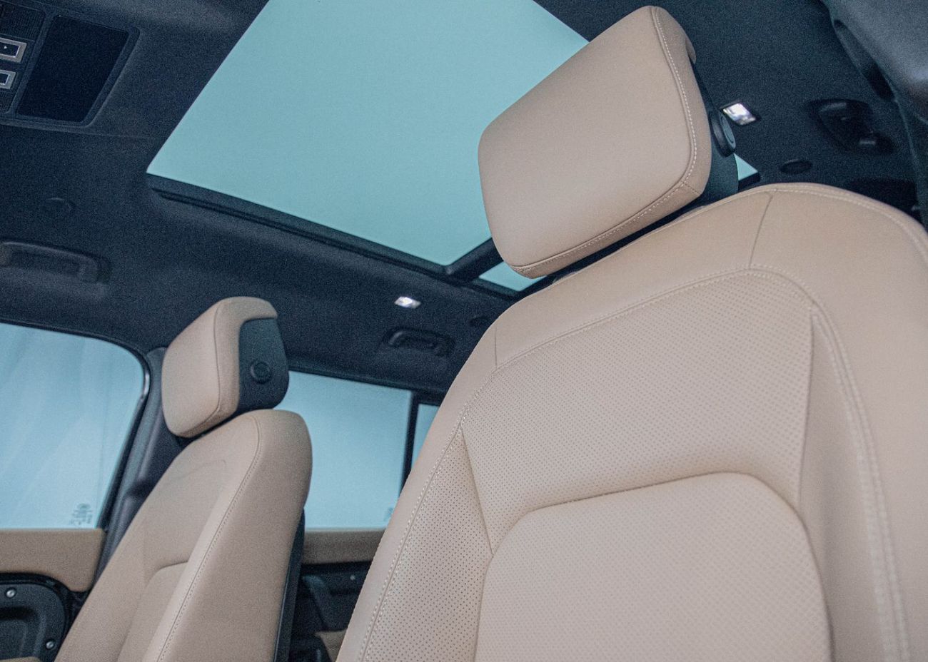 Land Rover Defender P300 90 X-Dynamic SE 2.0L (5 Seater)