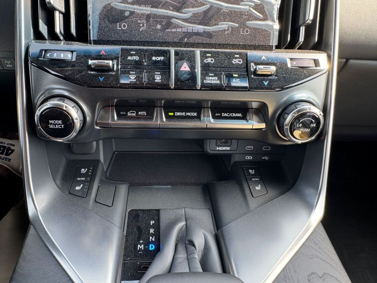 لكزس LX 600 LX600 SIGNATURE 3.5L PTR GCC A/T F/O WHITE 2025