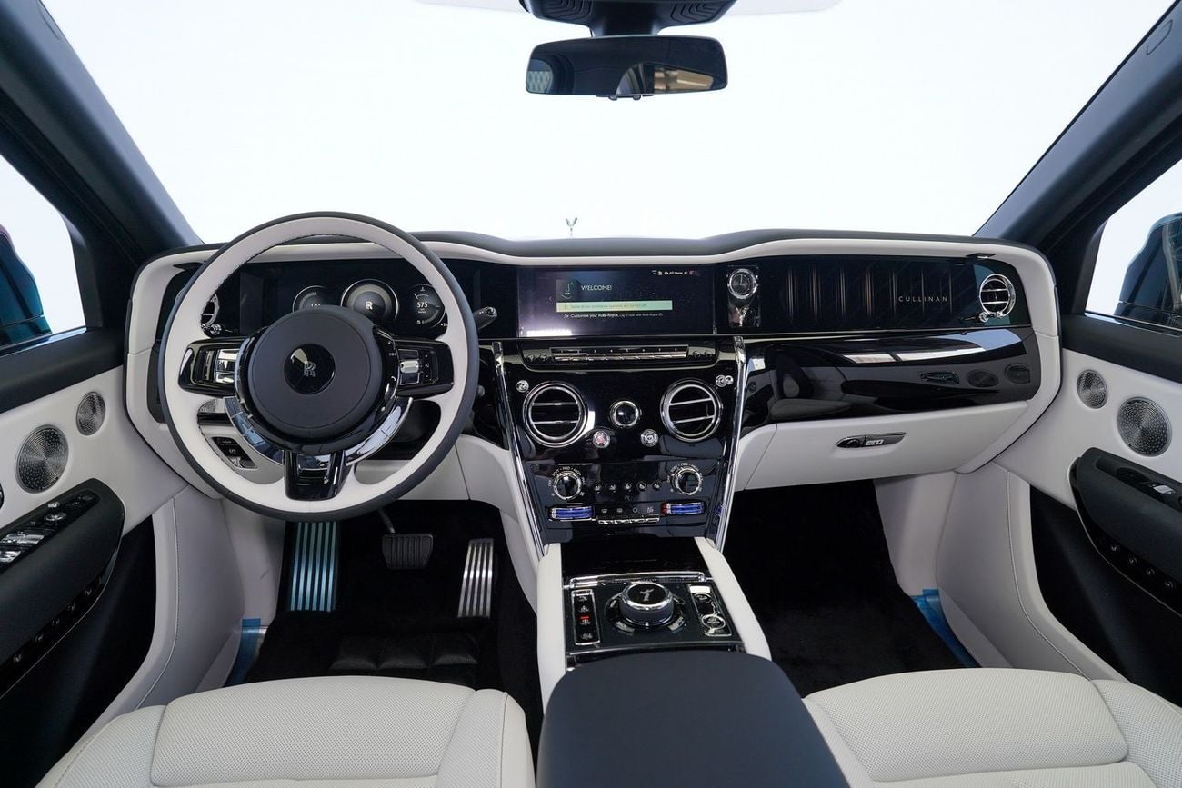 Rolls-Royce Cullinan silver badge