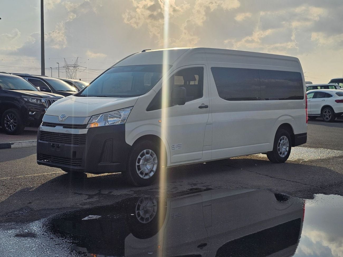 Toyota Hiace Commuter Highroof-3.5L-LHD-2WD-Side Glass-13 Seats- 4 Doors-Petrol-Automatic