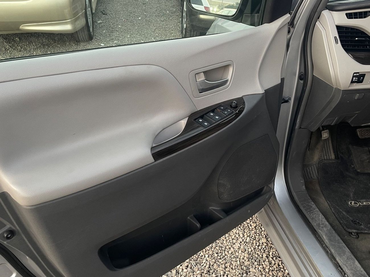 تويوتا سيينا XLE Full Option