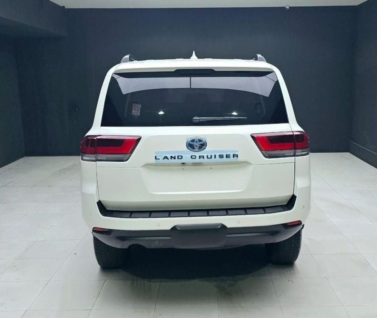 تويوتا لاند كروزر diesel 3.3 liter right hand drive in side beige sunroof leather seats