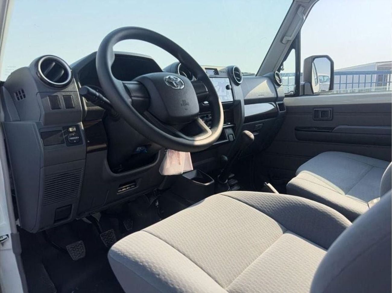 تويوتا لاند كروزر 70 2024 Toyota LC71 4.0 Hard Top - أبيض من الداخل رمادي مزرق | للتصدير فقط