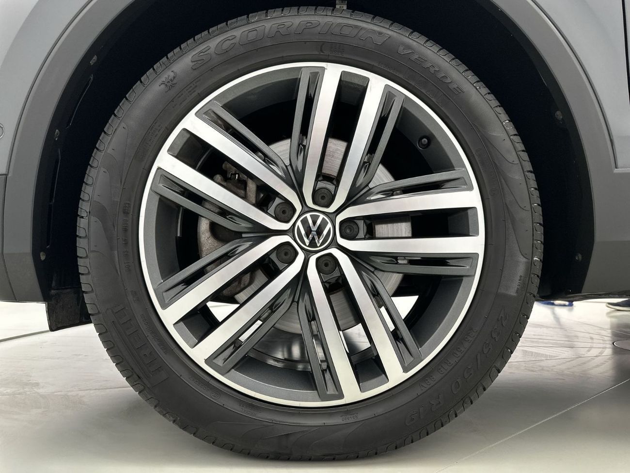 فولكس واجن تيجوان ELEGANCE 2.0L | Panoramic Sunroof with Leather Seats | VW Certified | GCC Specs | Showroom Co