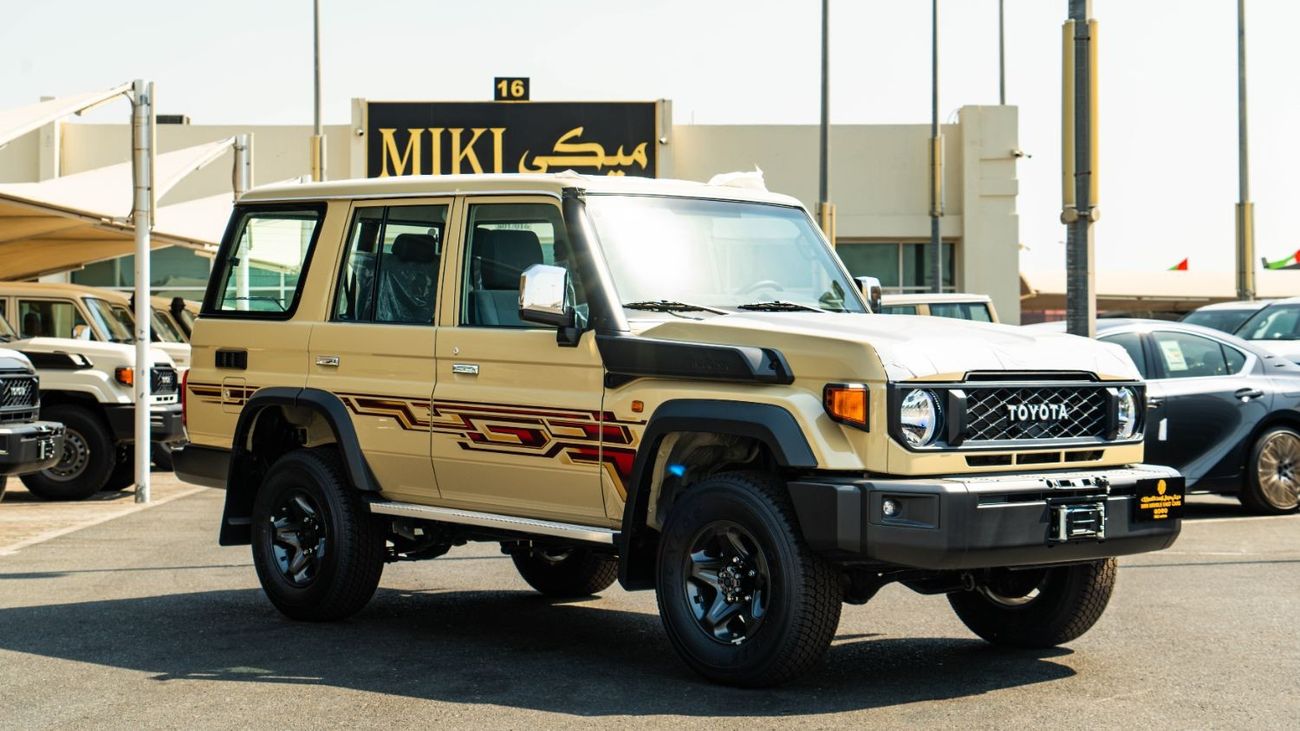 تويوتا لاند كروزر 70 Hard Top | High Option | 4.0L | V6 | Petrol | M/T (5 Doors)