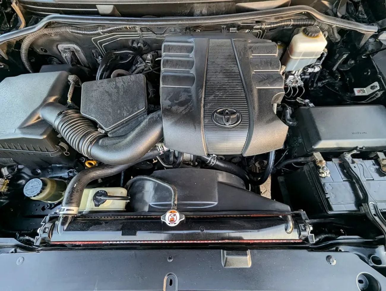 Toyota Land Cruiser GXR FACELIFTED WITH INTERIOR AND EXTERIOR GCC V6 IN EXCELLENT CONDITION