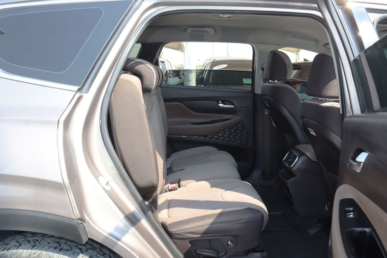 Hyundai Santa Fe GL 2.4L Hyundai Santa Fe 2019 - GCC - Accident-free - 2.4L  - 7 seats - Excellent condition