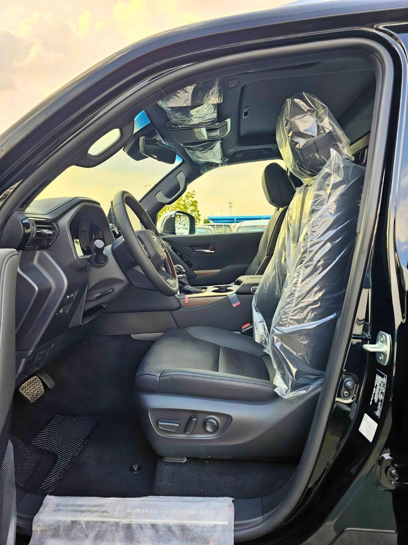 Toyota Land Cruiser VXR VX /4.0L PETROL V6 /RADAR /BIG DVD/JBL SPEAKERS / REAR ENTERTAINMENT DVD /MID OPTION (CODE#VX4MA